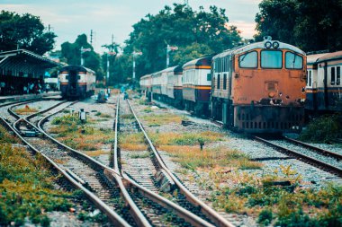 Bangkok, Tayland 'daki Thonburi Tren İstasyonu: 23 Ağustos 2019 - Thonburi Tren İstasyonu, eski adıyla Bangkok Noi Tren İstasyonu. Eski model ton. Tren istasyonundaki paslı eski demir yük treni..