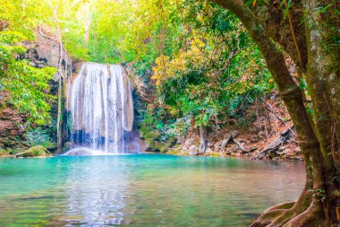 Erawan Ulusal Parkı 'nda şelale ve mavi su. Erawan Şelalesi, Kanchanaburi, Tayland 'da bulunan güzel bir şelaledir. Onsen atmosferi. yumuşak odak.