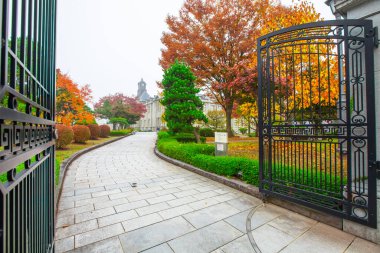 YAMAGATA, JAPONYA - 04 NOVEMBER 2018: Yamagata Bunshokan, veya eski il ofisi, Yamagata ilinin bir sembolü olarak varlığını sürdürmektedir. Japonya Yamagata 'da sonbahar, sonbahar, yaprakların rengi değişiyor.