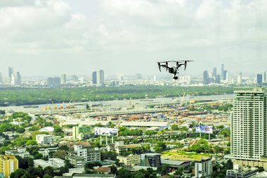 Bangkok, Tayland - 8 Mart 2019: Bangkok manzarasının arka planında insansız hava aracının sığ derinlikteki görüntüsü...