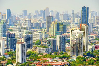 Bangkok, Tayland - 8 Mart 2019: Bangkok şehir manzarası üzerindeki güzel gökyüzünü ve gövdeye zararlı PM2.5 tozu dolu yoğun trafiği göstermek için kuş bakışı manzara..