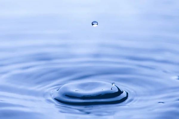 水滴在玻璃蓝色的水滴中飞溅 水滴在水滴中反射出来 — 图库照片