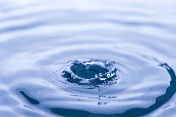 Kapka Vody Stříknutí Skleněné Modré Záběru Vody Která Kapající Odrážející — Stock fotografie