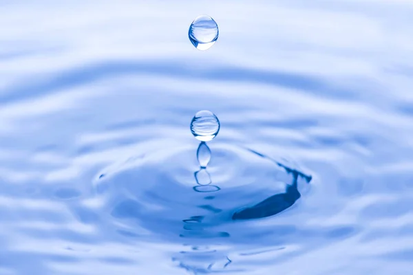 水滴在玻璃蓝色的水滴中飞溅 水滴在水滴中反射出来 — 图库照片