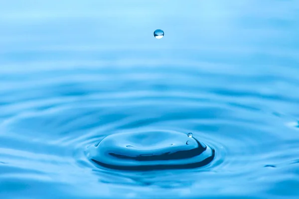 Kapka Vody Stříknutí Skleněné Modré Záběru Vody Která Kapající Odrážející — Stock fotografie