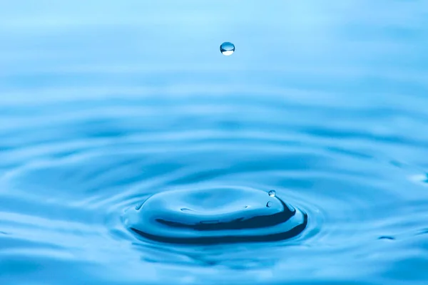 Gota Agua Salpicar Vaso Color Azul Tiro Agua Que Está — Foto de Stock