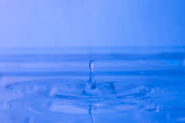 Gota Agua Salpicar Vaso Color Azul Tiro Agua Que Está —  Fotos de Stock