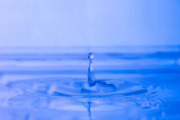 Goutte Eau Éclaboussure Dans Verre Couleur Bleue Plan Eau Qui — Photo