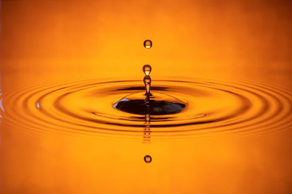 Goutte Eau Éclaboussure Dans Verre Couleur Orange Plan Eau Qui — Photo