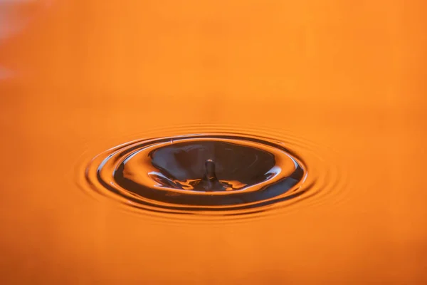 Goutte Eau Éclaboussure Dans Verre Couleur Orange Plan Eau Qui — Photo