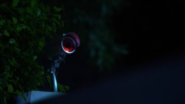 Gece güvenlik kameraları gözetimi. Koruma, polis, ev, güvenlik, teknoloji, mahremiyet, özel. 