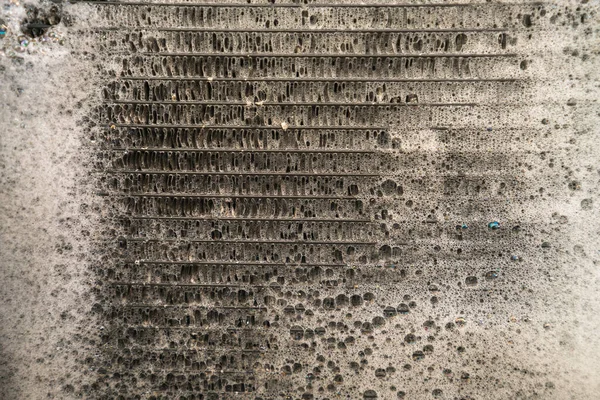 Waschen Und Reinigen Des Kühlergrills Schimmelflecken Der Stark Verschmutzten Klimaanlage — Stockfoto