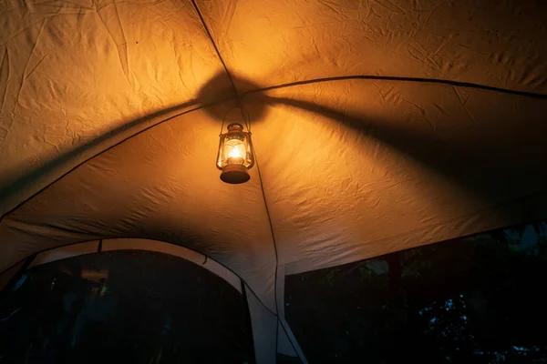 Lâmpada Querosene Dentro Tenda Noite — Fotografia de Stock