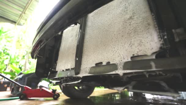 Mencuci Dan Membersihkan Panel Pendingin Radiator Mobil Noda Cetakan Pada — Stok Video