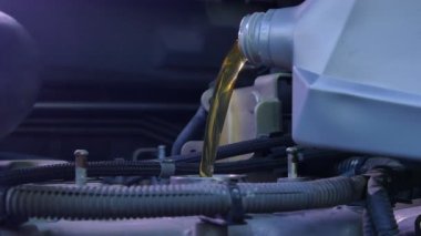 Arabanın motoruna yeni ve temiz sentetik yağ dökülüyor..