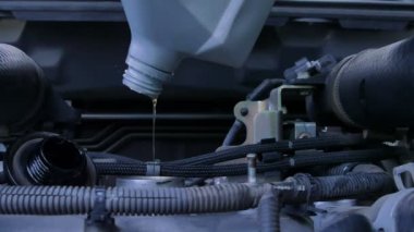 Arabanın motoruna yeni ve temiz sentetik yağ dökülüyor..