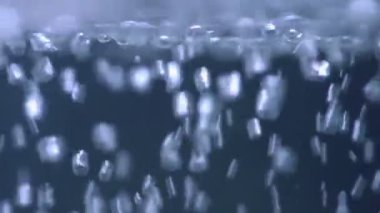 Yakın plan su kabarcığı ya da temiz bardakta kaynayan su. Siyah bir arkaplanda. Yumuşak odaklanma.