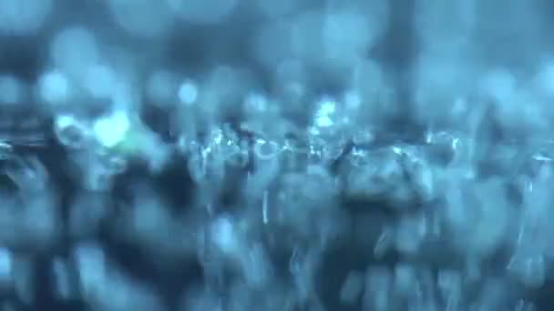 Zbliżenie Bąbelki Wody Lub Gotowanie Przezroczystym Szkle Czarnym Tle Soft — Wideo stockowe