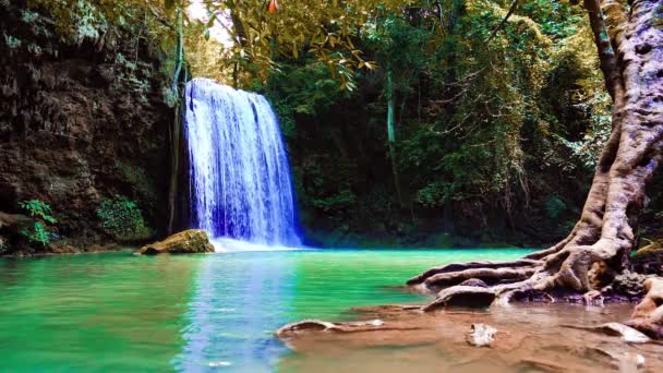 伊拉万国家公园的瀑布和鱼在翡翠蓝水中游泳 伊拉万瀑布 Erawan Waterfall 是一个美丽的天然岩石瀑布 软焦点 — 图库视频影像