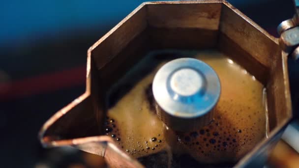Ζεστός Καφές Που Βγαίνει Από Την Κατσαρόλα Μόκα Καφέ Espresso — Αρχείο Βίντεο