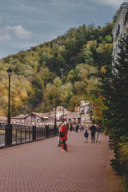 SOCHI, RUSSIA - 4 Kasım 2020: Rosa Khutor otel binaları ve Alp kayak merkezinin altyapısı. Krasnaya Polyana, Sochi, Rusya.