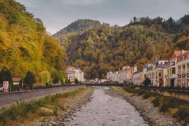SOCHI, RUSSIA - 4 Kasım 2020: Rosa Khutor otel binaları ve Alp kayak merkezinin altyapısı. Krasnaya Polyana, Sochi, Rusya.