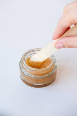 Çubuklu kız tenekeden fırça alır