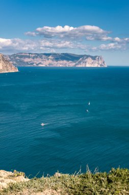 Güneşli bir günde açık gökyüzüyle Karadeniz kıyısının güzel manzarası. Sivastopol, Fiolent Pelerini, Kırım.