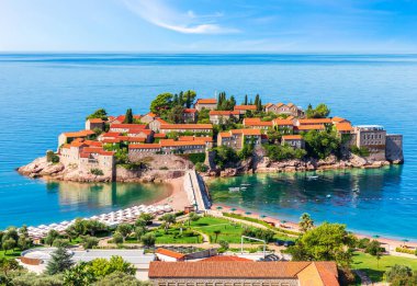 Karadağ 'ın Budva Riviera kentindeki Sveti Stefan adası.
