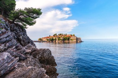 Karadağ 'ın Budva Riviera kentindeki Sveti Stefan adasının görüntüsü.
