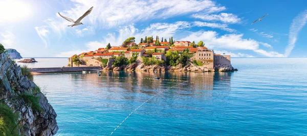 A gaivota voa pela ilha Sveti Stefan, maravilhoso panorama da rocha, Budva riviera, Montenegro — Fotografia de Stock