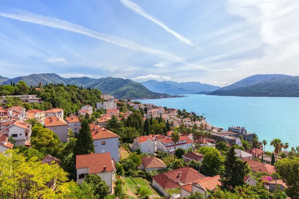 Maravilhoso Herceg Novi vista litoral em Montenegro — Fotografia de Stock