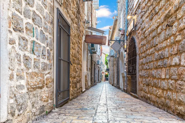 Budva ciudad vieja Estrecha calle europea, Montenegro — Foto de Stock