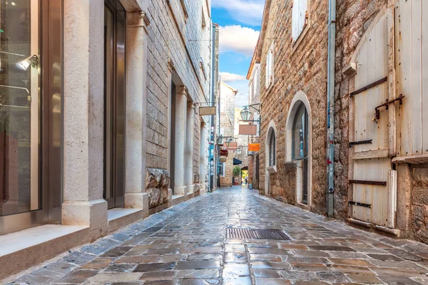 Estrecha calle adriática en el casco antiguo de Budva, Montenegro — Foto de Stock