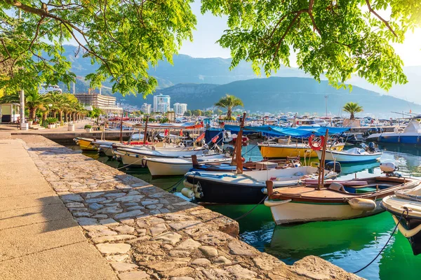 Barcos e iates em Limón, Budva, Montenegro — Fotografia de Stock