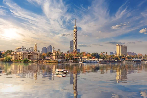 Телебашня и центр Каира на Ниле, Египет — стоковое фото