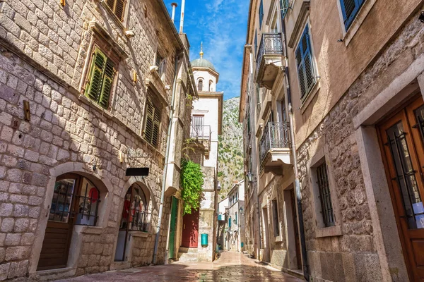Calle medieval en el casco antiguo de Kotor no muy lejos de la Iglesia de San Miguel, Montenegro — Foto de Stock