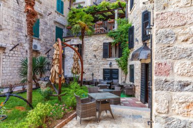 Karadağ 'ın Eski Kotor kentindeki Arms Meydanı yakınlarındaki eski kentte küçük bir kafe.