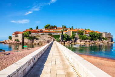 Sveti Stefan adası, sahilden girişe manzara, Budva Riviera, Karadağ.