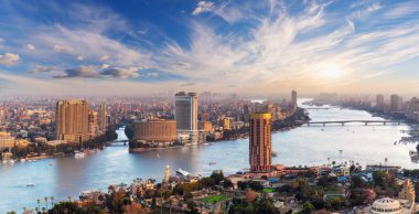 Nil nehri üzerinde muhteşem Kahire gökdelenleri Kule, Mısır panoraması.