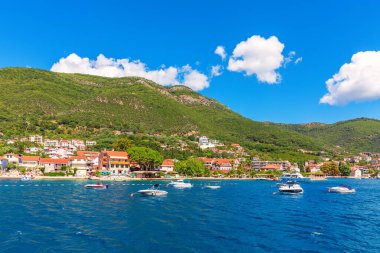 Karadağ 'ın Adriariç kıyı şeridi Kotor Körfezi' ndeki villalar ve yatlar.
