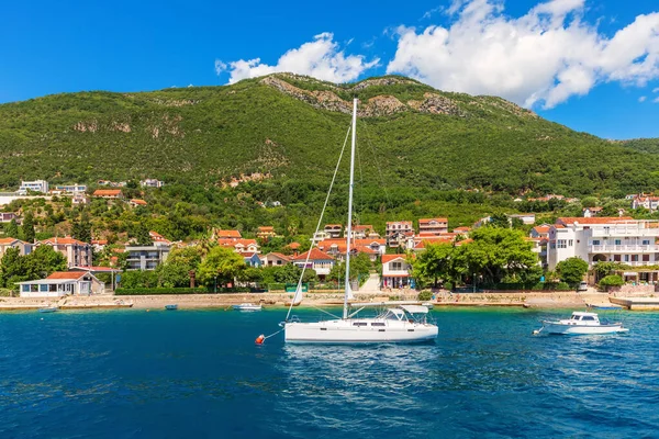 Iates Perto Costa Adriático Baía Kotor Montenegro — Fotografia de Stock