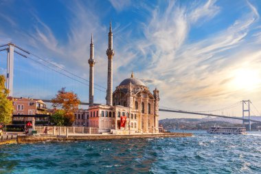 Ortakoy Camii ve Boğaz Köprüsü, İstanbul, Türkiye.