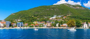 Adriyatik Denizi kıyısındaki Kotor Koyu, Karadağ 'daki Yacts ve evler.