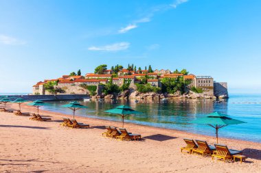 Karadağ 'ın Budva bölgesindeki Sveti Stefan adasının yanındaki plajın güzel manzarası