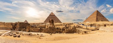Giza 'nın Büyük Piramitleri ve Sfenks Giza, Mısır' daki bir tapınağın kalıntılarının yanında.