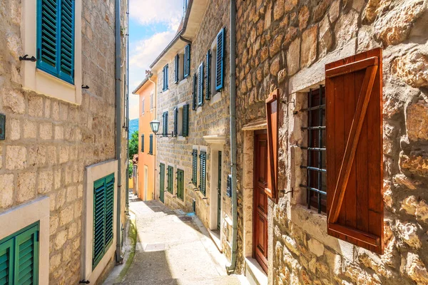 Herceg Novi Old town Narrow European street, Montenegro — Foto de Stock