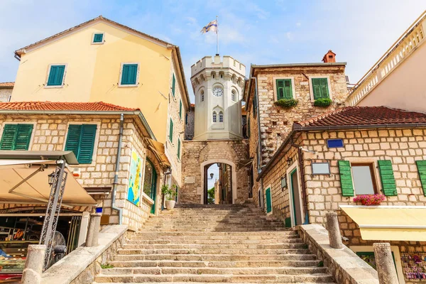 La torre dell'orologio e la porta del centro storico di Herceg Novi, Montenegro — Foto Stock