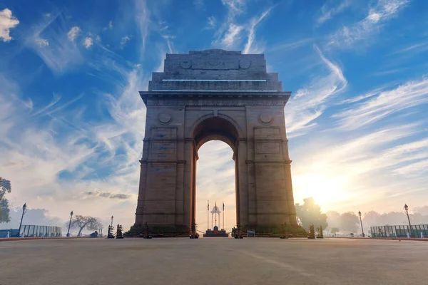 Puerta de la India al amanecer, famoso hito de New Dehli, no hay gente —  Fotos de Stock