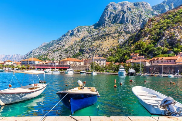 Kotor marina com barcos e iates, bela vista para o porto, Montenegro — Fotografia de Stock